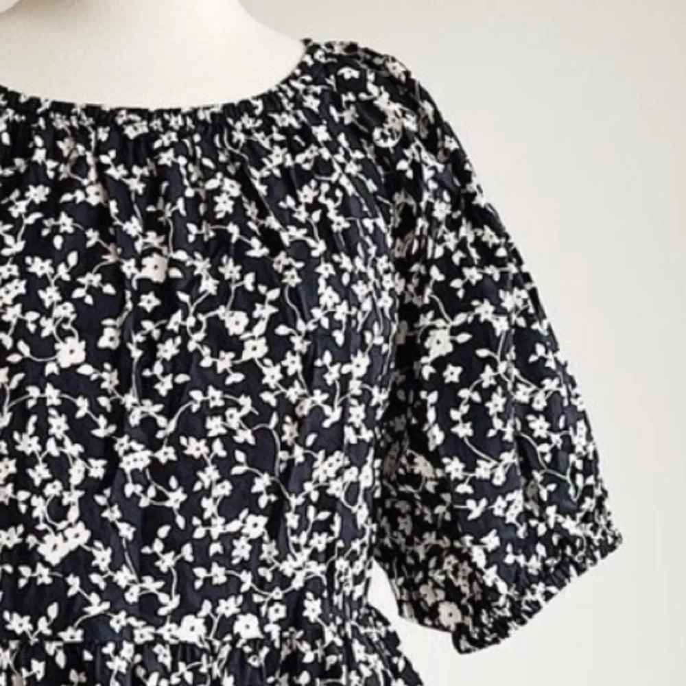 Old Navy sz L black & white floral cut out short puff sleeve pleated peplum top